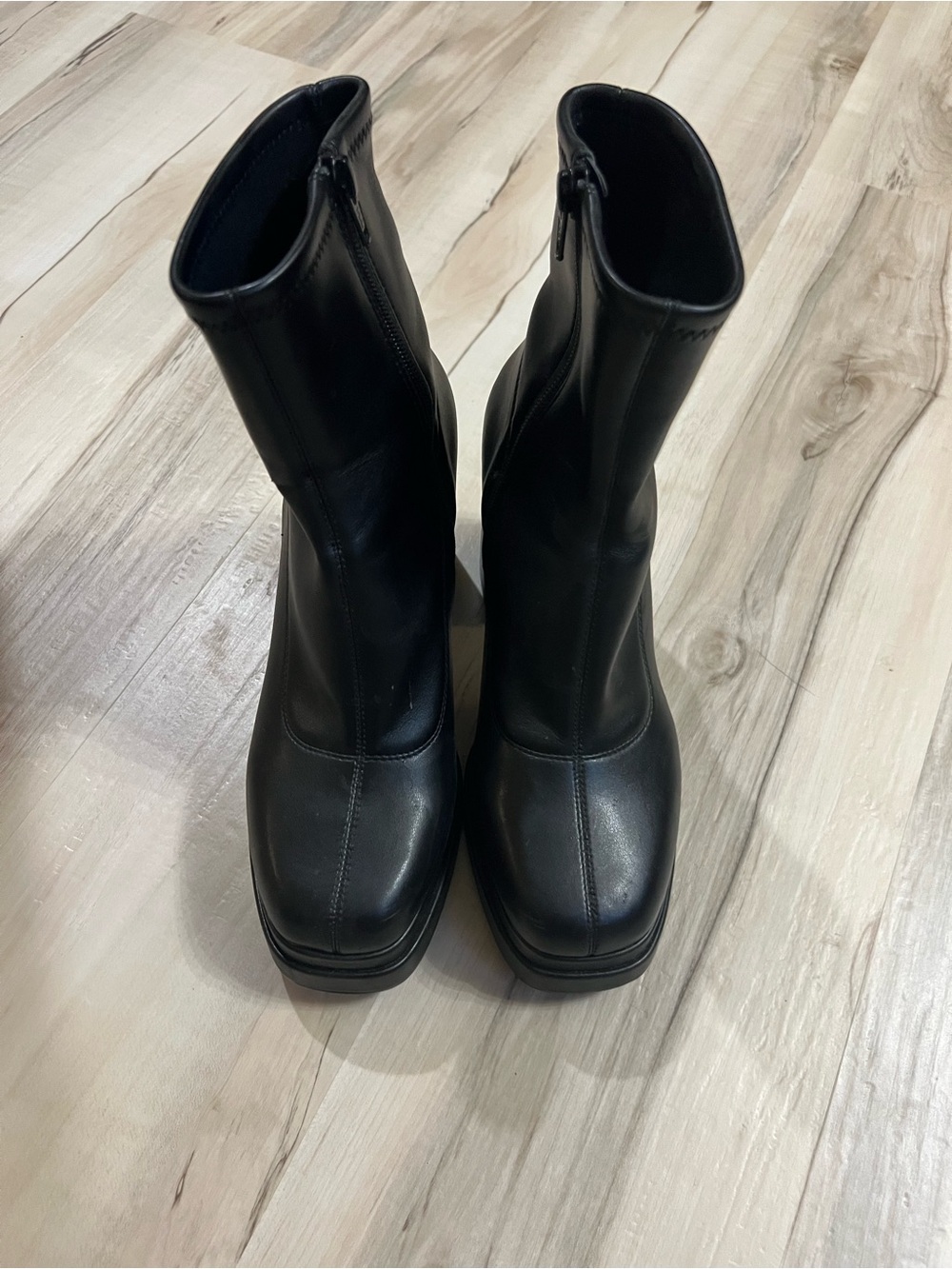 Black heeled boots